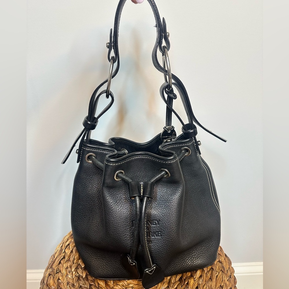Vintage Dooney & Bourke black full grain leather bucket shoulder bag bucket bag